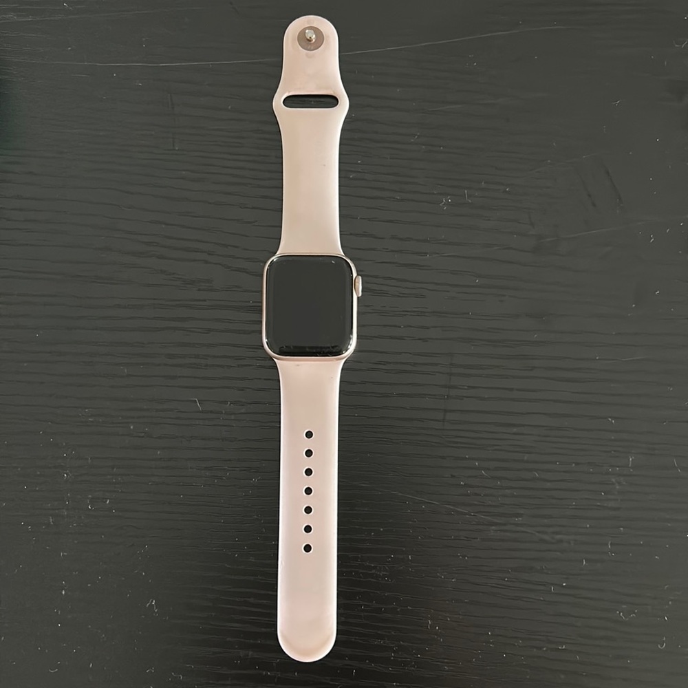 Apple Iwatch series 4. 40 mm, rose gold.